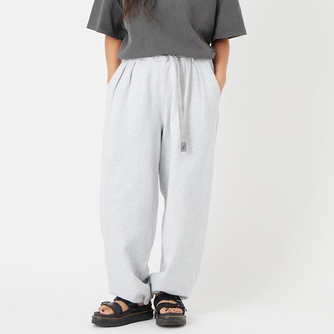 GRAMiCCi [グラミチ] 別注 ワイドスウェットパンツ [GUP6-S2017-JF] CHARCOAL &&モデル身長：158cm 着用サイズ：XS&&