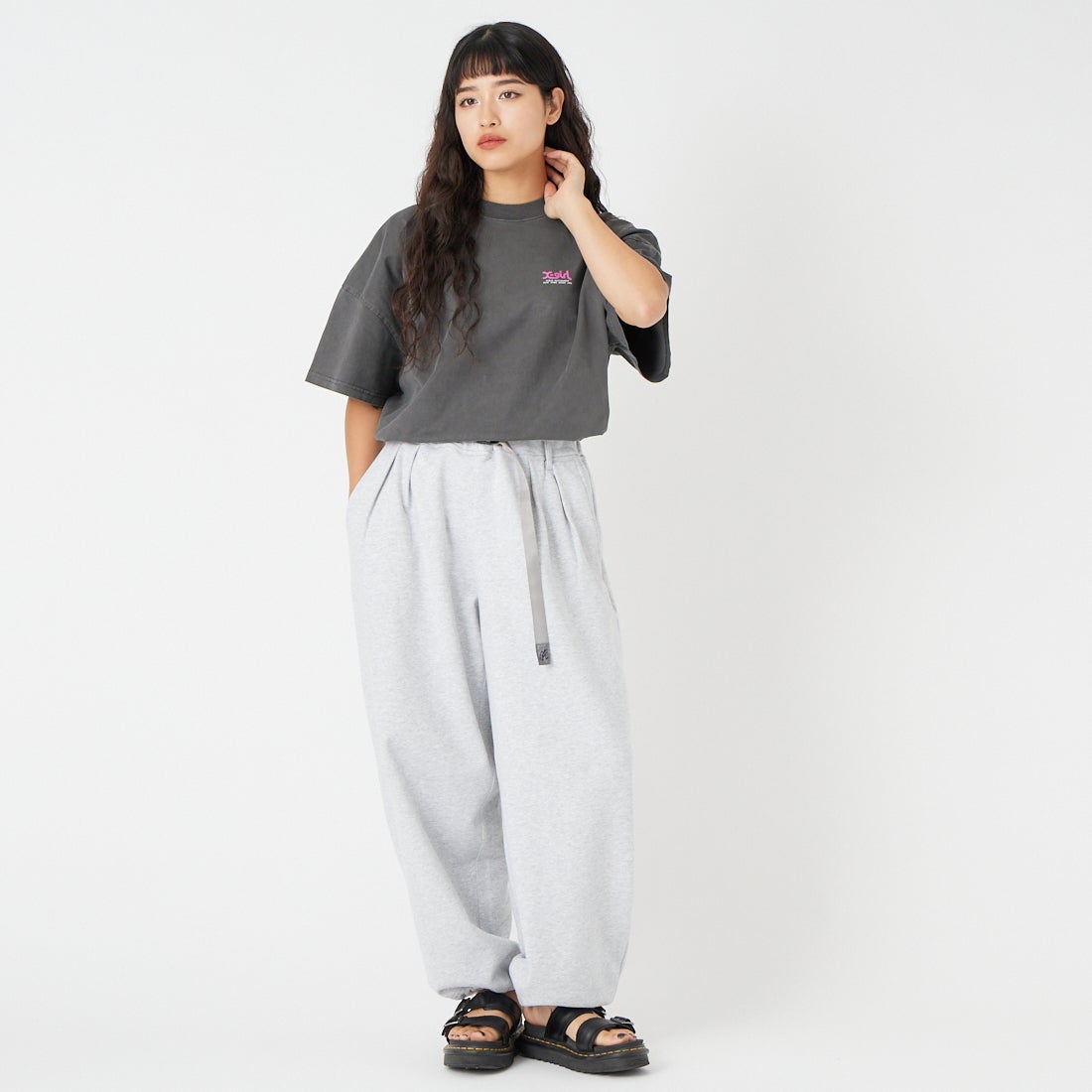 GRAMiCCi [グラミチ] 別注 ワイドスウェットパンツ [GUP6-S2017-JF] ASH &&モデル身長：162cm 着用サイズ：XS&&