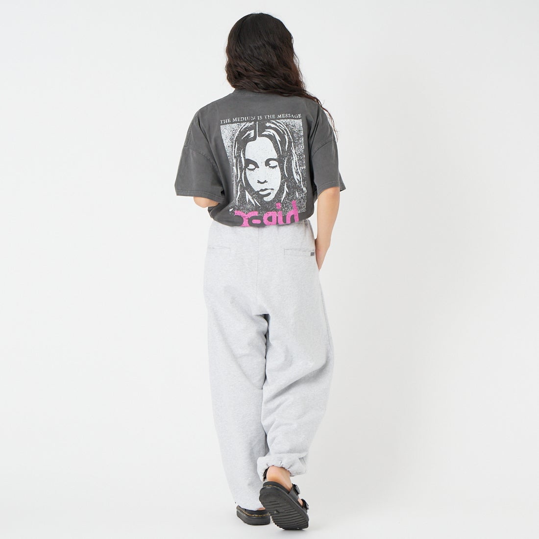 GRAMiCCi [グラミチ] 別注 ワイドスウェットパンツ [GUP6-S2017-JF] CHARCOAL &&モデル身長：158cm 着用サイズ：XS&&