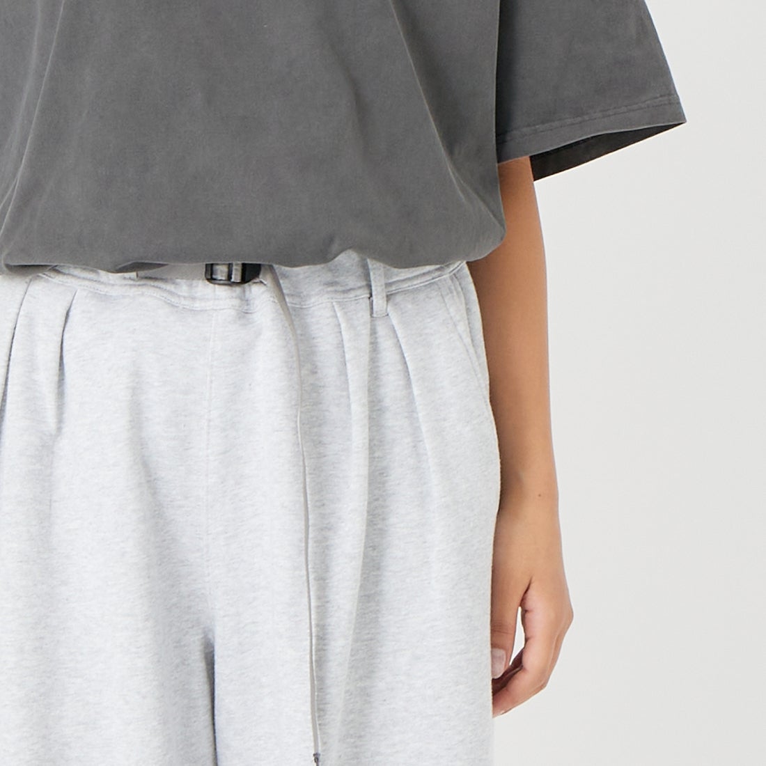 GRAMiCCi [グラミチ] 別注 ワイドスウェットパンツ [GUP6-S2017-JF] CHARCOAL &&モデル身長：158cm 着用サイズ：XS&&