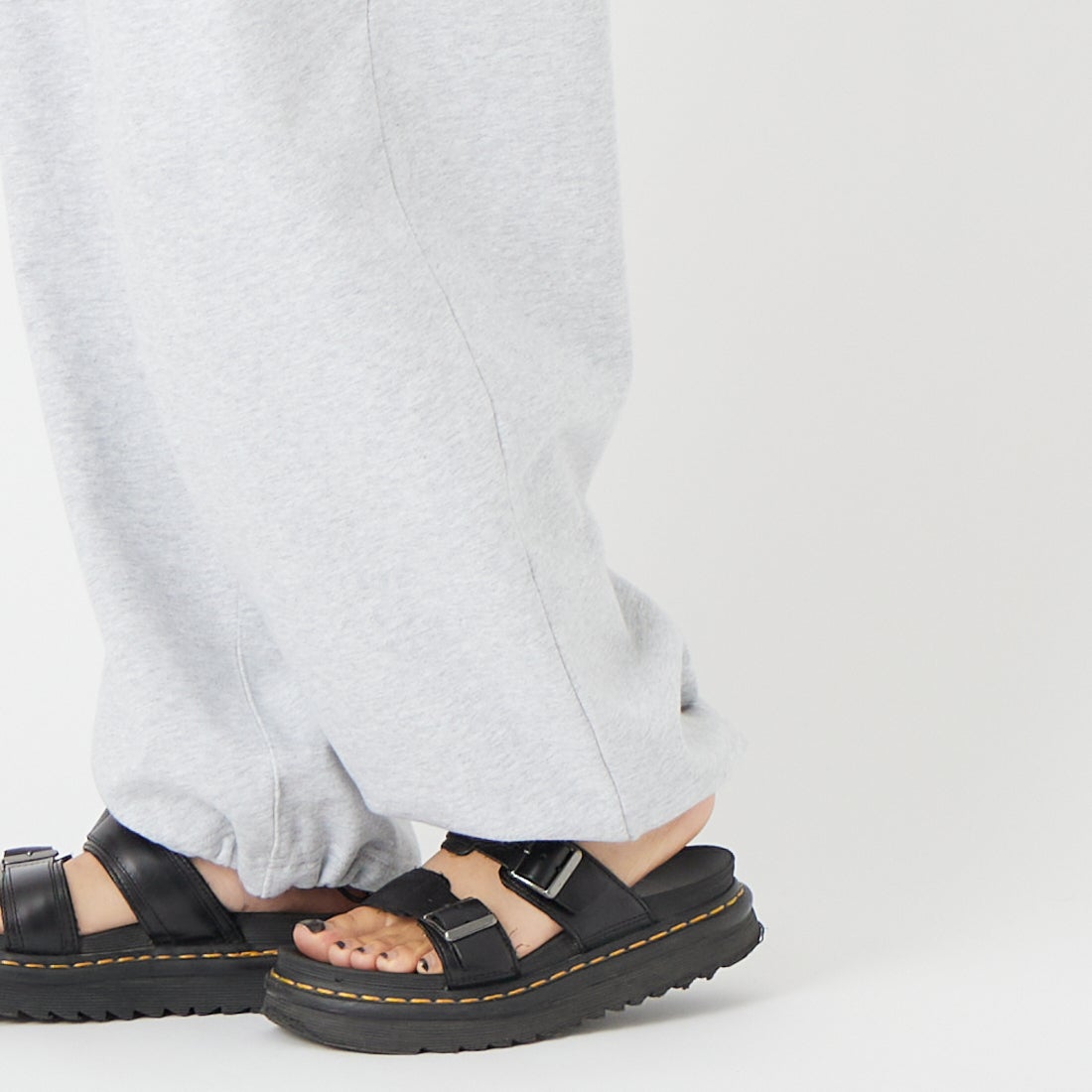 GRAMiCCi [グラミチ] 別注 ワイドスウェットパンツ [GUP6-S2017-JF] CHARCOAL &&モデル身長：158cm 着用サイズ：XS&&