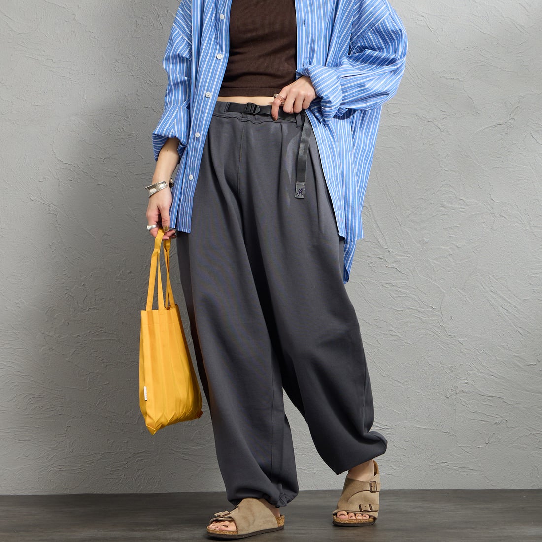 GRAMiCCi [グラミチ] 別注 ワイドスウェットパンツ [GUP6-S2017-JF] CHARCOAL &&モデル身長：158cm 着用サイズ：XS&&