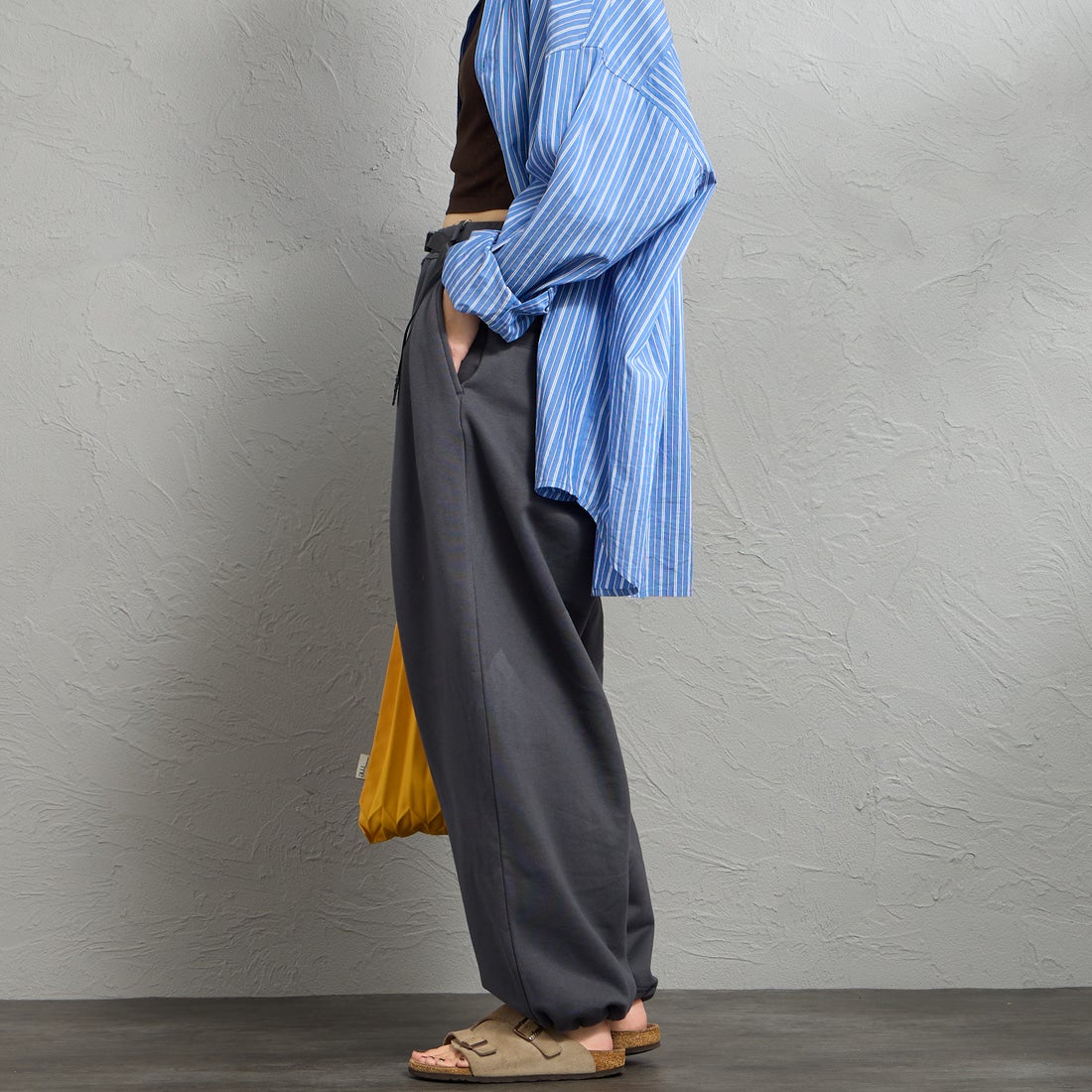 GRAMiCCi [グラミチ] 別注 ワイドスウェットパンツ [GUP6-S2017-JF] CHARCOAL &&モデル身長：158cm 着用サイズ：XS&&