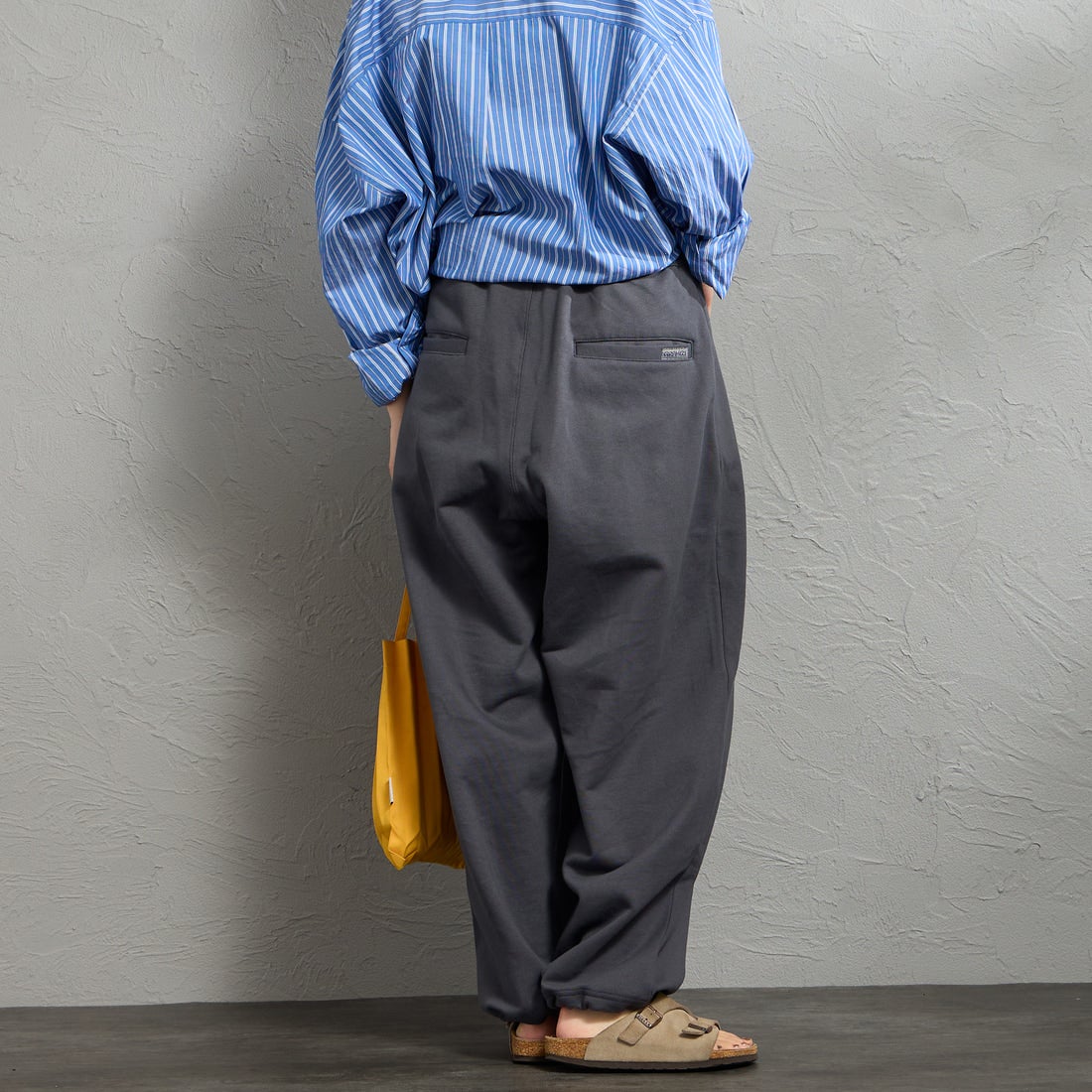 GRAMiCCi [グラミチ] 別注 ワイドスウェットパンツ [GUP6-S2017-JF] CHARCOAL &&モデル身長：158cm 着用サイズ：XS&&