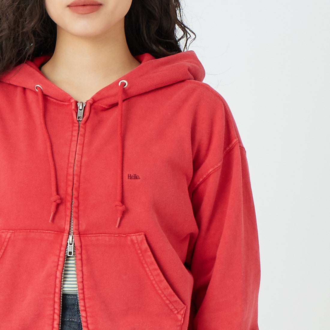 SCREEN STARS [スクリーンスターズ] 別注 HELLO ジップスウェットパーカー [2621-416IN-JF] RED &&モデル身長：162cm 着用サイズ：F&&