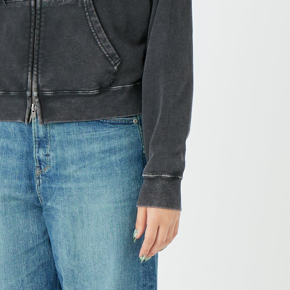 SCREEN STARS [スクリーンスターズ] 別注 HELLO ジップスウェットパーカー [2621-416IN-JF] BLACK &&モデル身長：162cm 着用サイズ：F&&