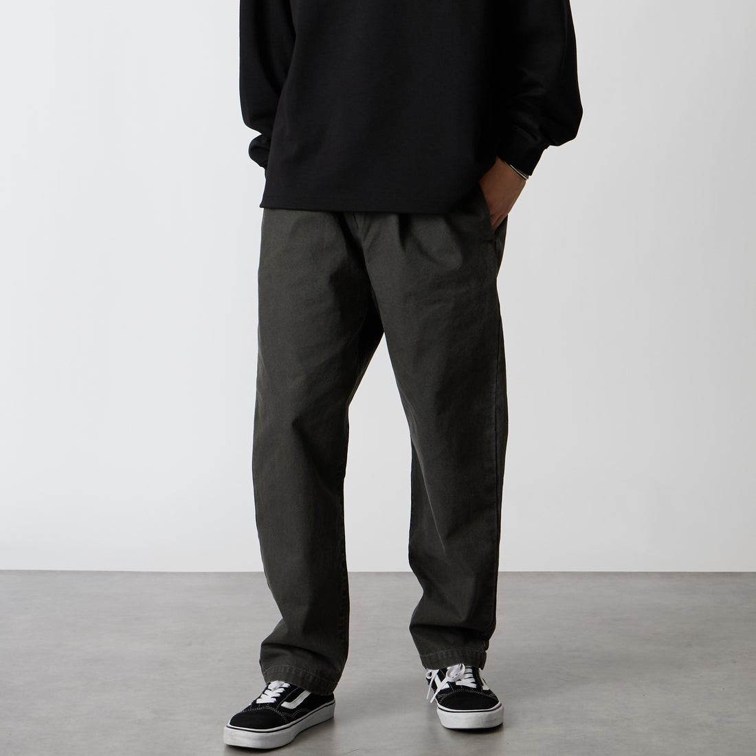 UNIVERSAL OVERALL [ユニバーサルオーバーオール] 別注 シェフパンツ [U2613601IN-JF] CHARCOAL &&モデル身長：177cm 着用サイズ：L&&
