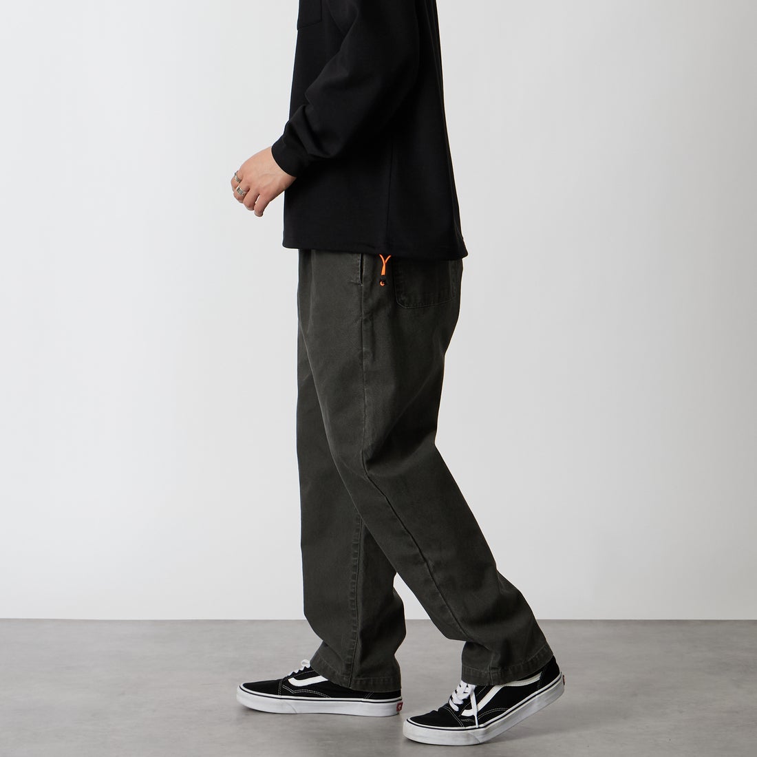 UNIVERSAL OVERALL [ユニバーサルオーバーオール] 別注 シェフパンツ [U2613601IN-JF] CHARCOAL &&モデル身長：177cm 着用サイズ：L&&