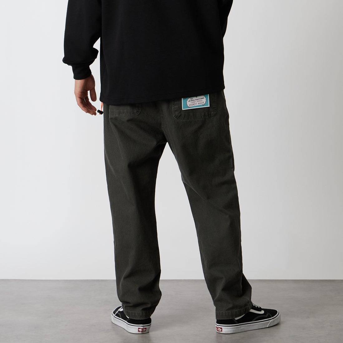 UNIVERSAL OVERALL [ユニバーサルオーバーオール] 別注 シェフパンツ [U2613601IN-JF] CHARCOAL &&モデル身長：177cm 着用サイズ：L&&