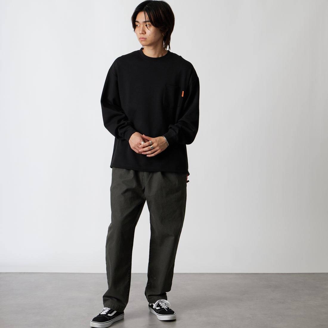 UNIVERSAL OVERALL [ユニバーサルオーバーオール] 別注 シェフパンツ [U2613601IN-JF] CHARCOAL &&モデル身長：177cm 着用サイズ：L&&