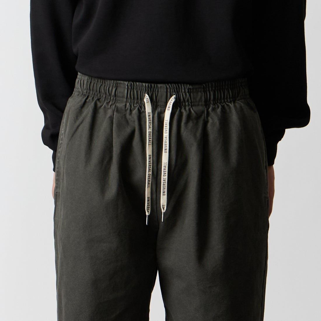 UNIVERSAL OVERALL [ユニバーサルオーバーオール] 別注 シェフパンツ [U2613601IN-JF] CHARCOAL &&モデル身長：177cm 着用サイズ：L&&