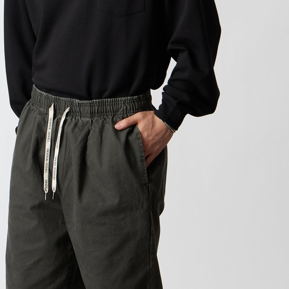 UNIVERSAL OVERALL [ユニバーサルオーバーオール] 別注 シェフパンツ [U2613601IN-JF] CHARCOAL &&モデル身長：177cm 着用サイズ：L&&