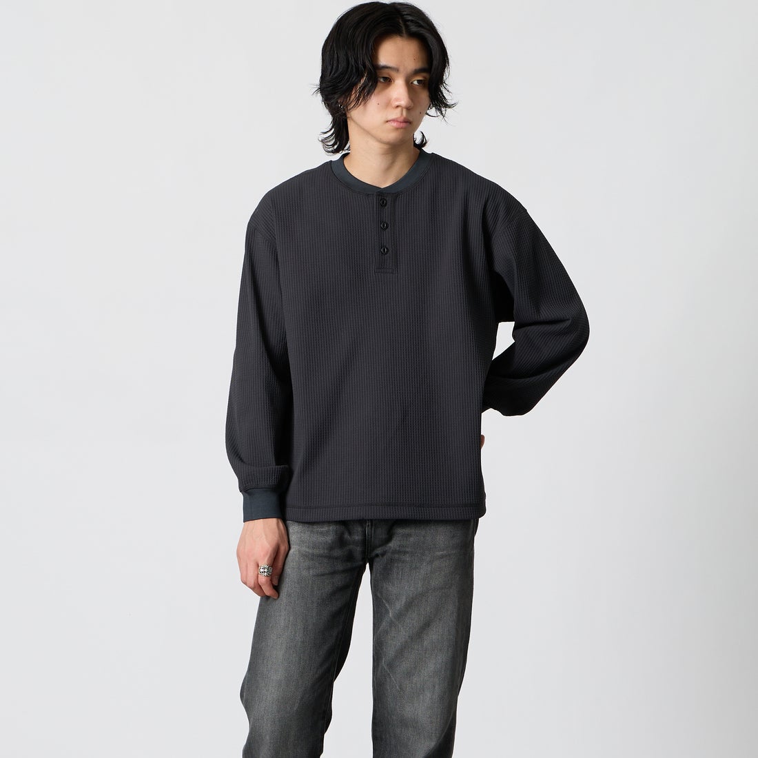 SLICK [スリック] テックサーマル ドローストリングヘンリーネックTシャツ [5130211] 720 COAL B &&モデル身長：177cm 着用サイズ：1&&