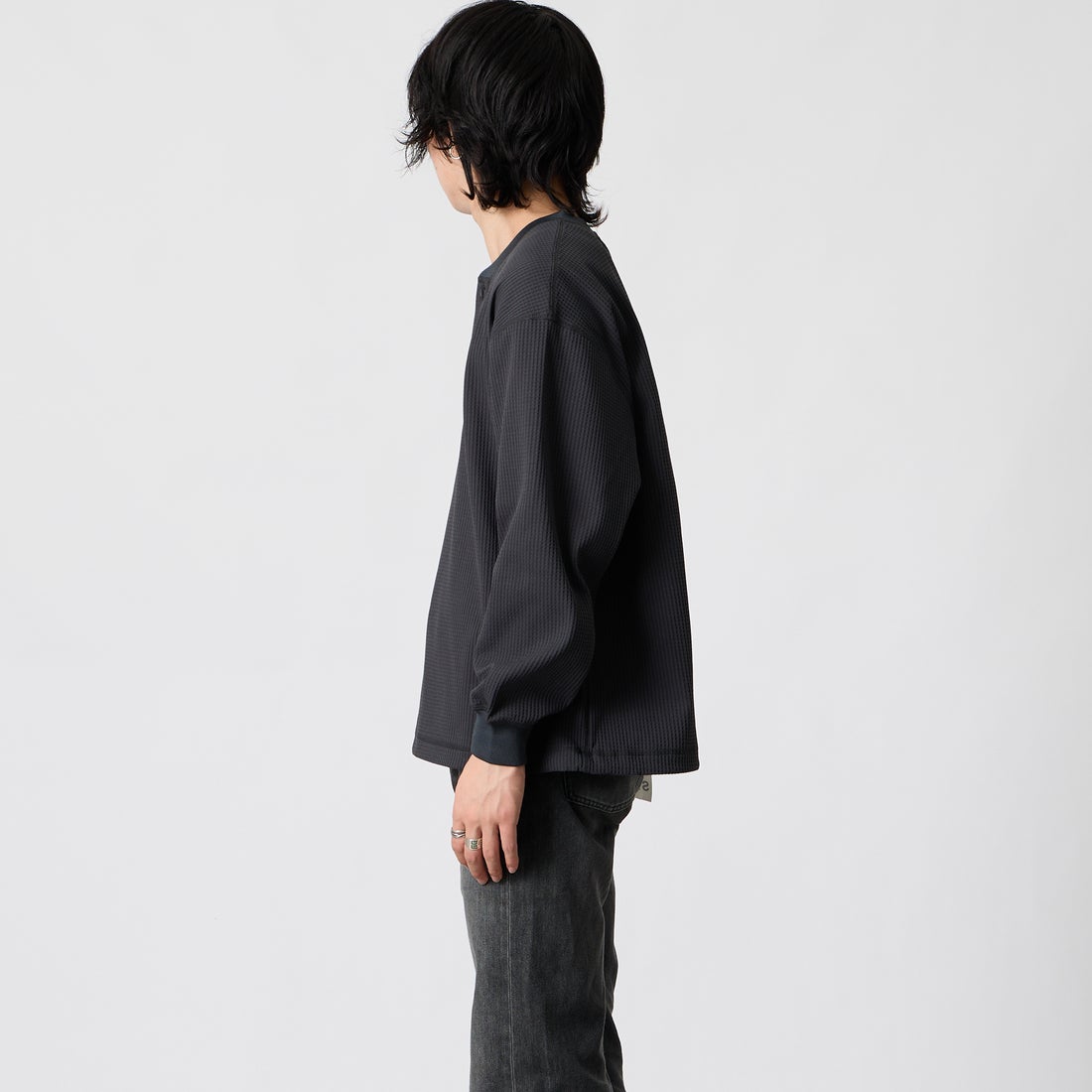 SLICK [スリック] テックサーマル ドローストリングヘンリーネックTシャツ [5130211] 720 COAL B &&モデル身長：177cm 着用サイズ：1&&