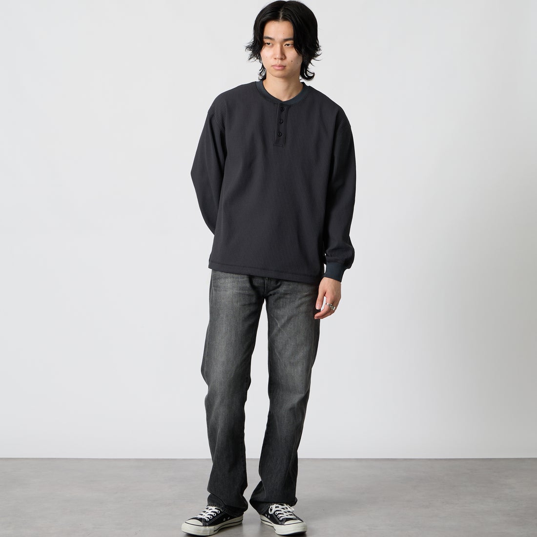 SLICK [スリック] テックサーマル ドローストリングヘンリーネックTシャツ [5130211] 720 COAL B &&モデル身長：177cm 着用サイズ：1&&
