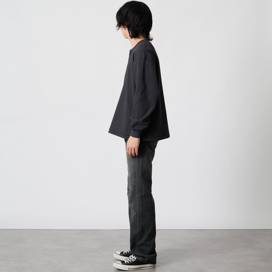 SLICK [スリック] テックサーマル ドローストリングヘンリーネックTシャツ [5130211] 720 COAL B &&モデル身長：177cm 着用サイズ：1&&