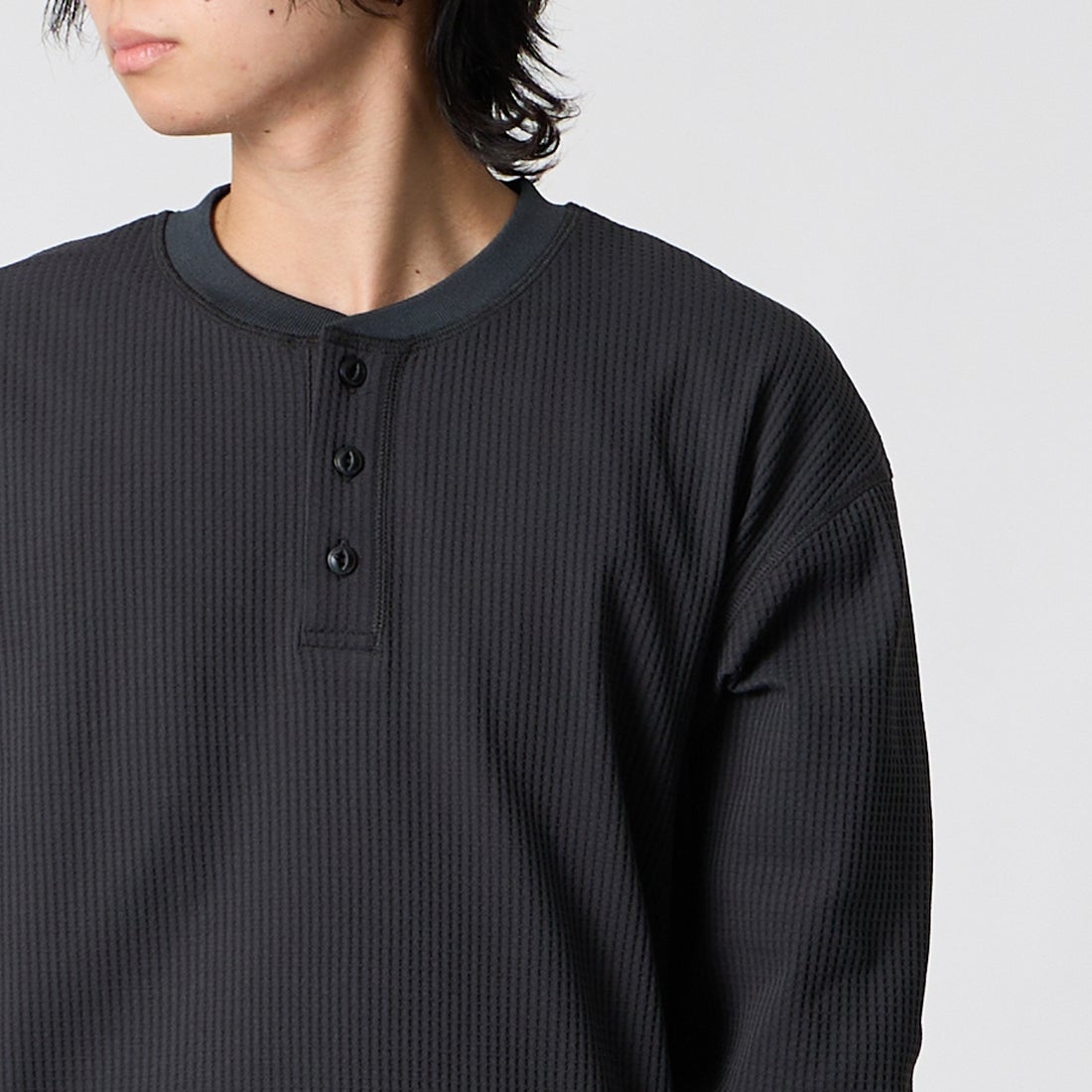 SLICK [スリック] テックサーマル ドローストリングヘンリーネックTシャツ [5130211] 720 COAL B &&モデル身長：177cm 着用サイズ：1&&