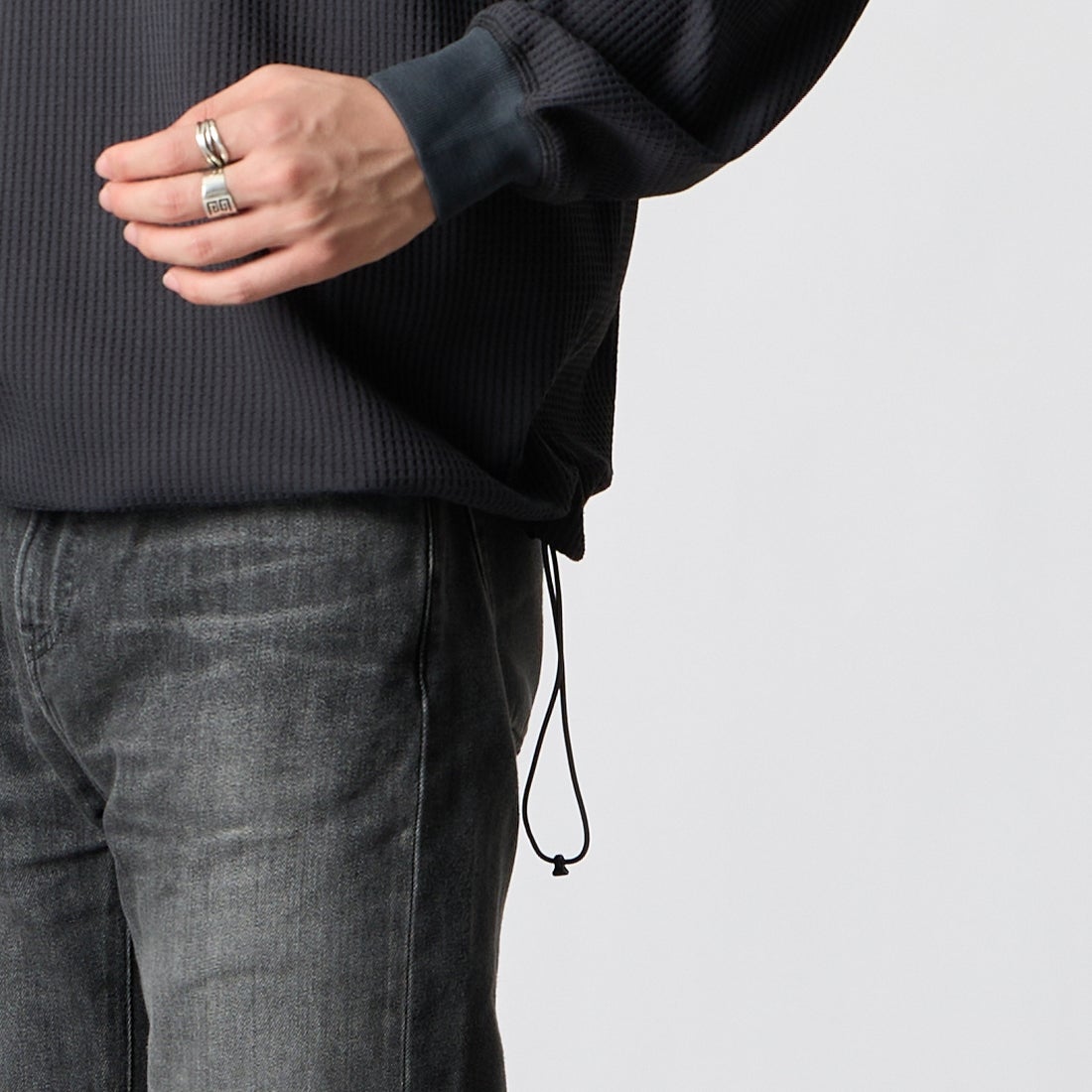 SLICK [スリック] テックサーマル ドローストリングヘンリーネックTシャツ [5130211] 720 COAL B &&モデル身長：177cm 着用サイズ：1&&