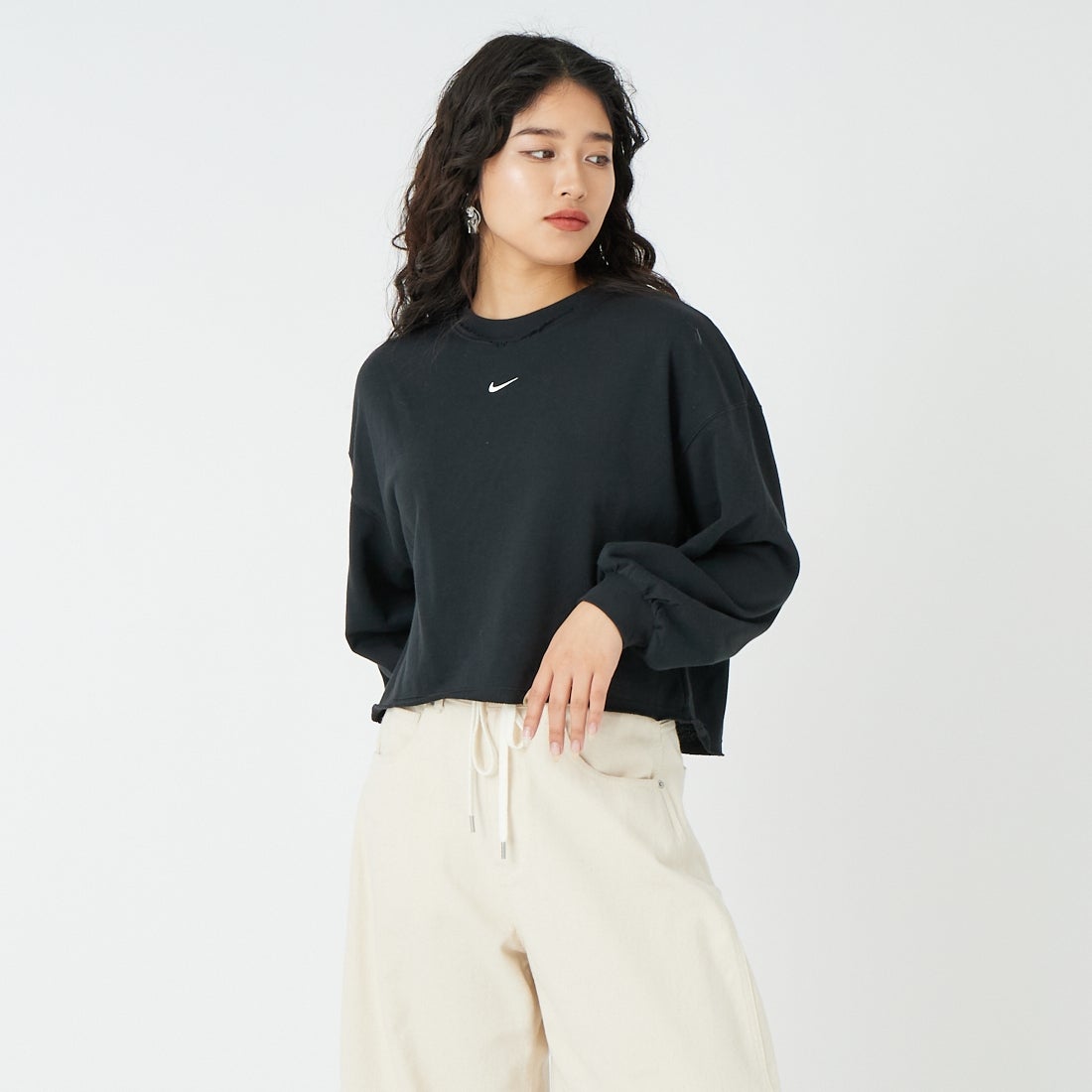 NIKE [ナイキ] ウィメンズ オーバーサイズド フレンチテリークルーネックスウェット [IF0229] 010 BLACK &&モデル身長：162cm 着用サイズ：M&&