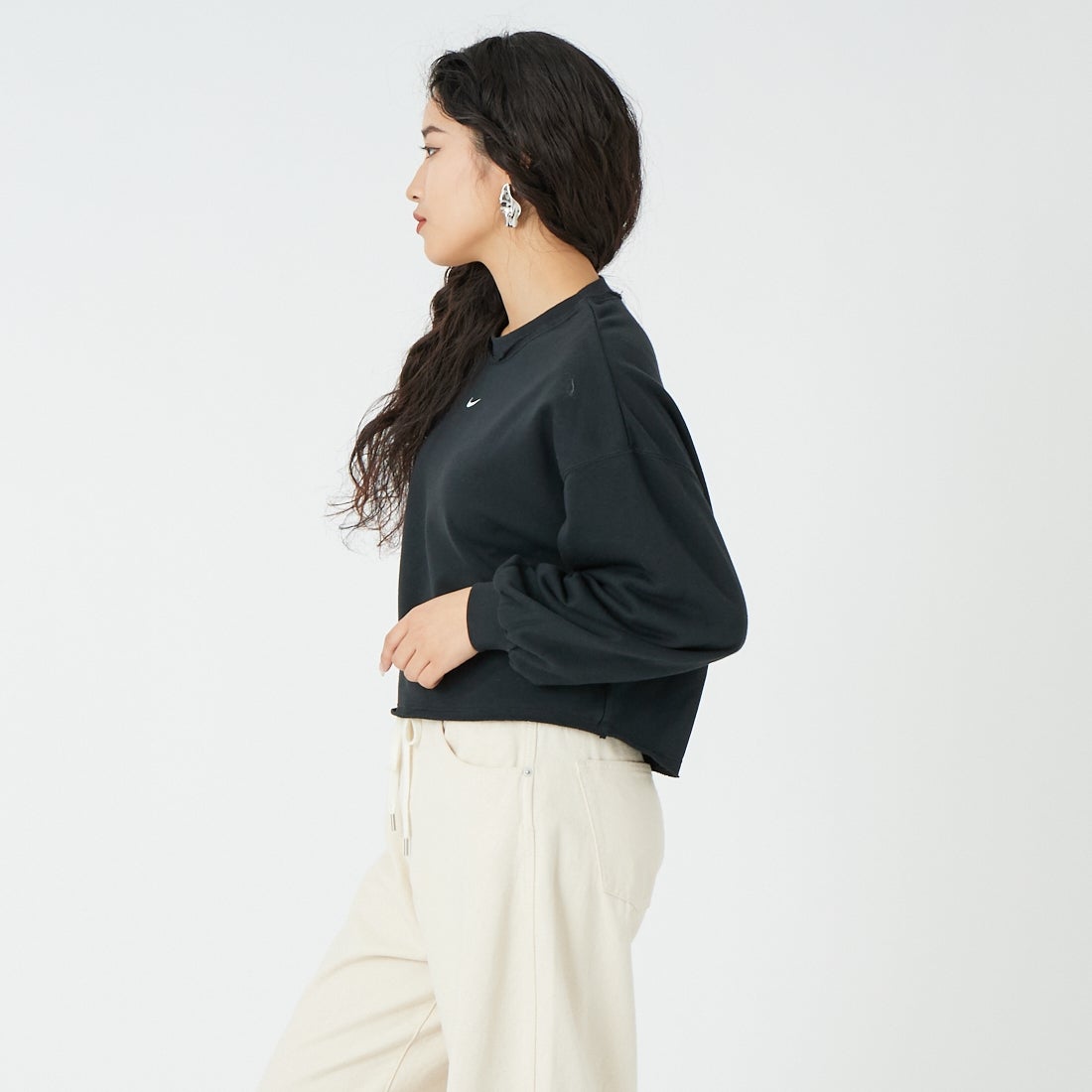 NIKE [ナイキ] ウィメンズ オーバーサイズド フレンチテリークルーネックスウェット [IF0229] 010 BLACK &&モデル身長：162cm 着用サイズ：M&&