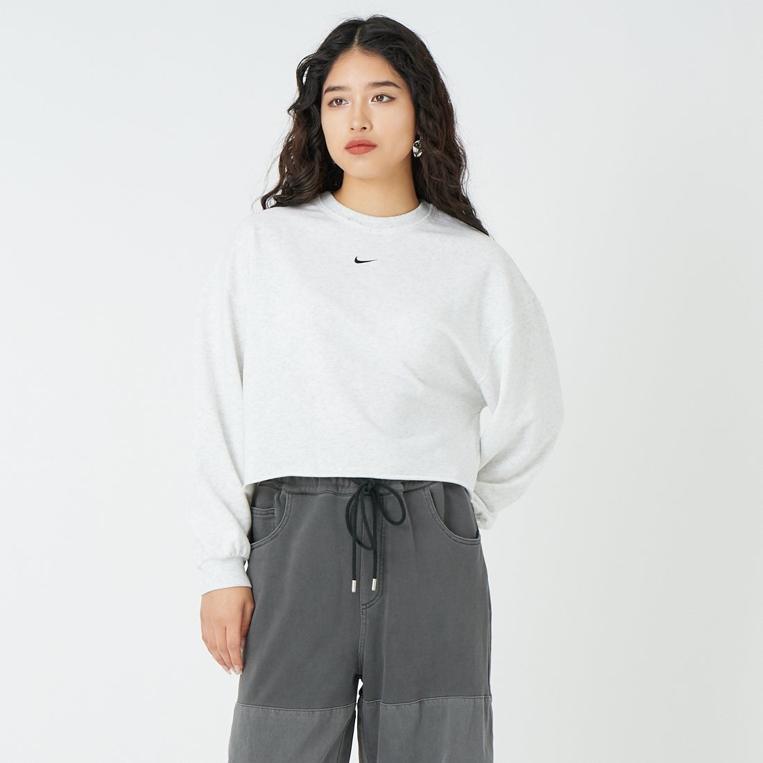 NIKE [ナイキ] ウィメンズ オーバーサイズド フレンチテリークルーネックスウェット [IF0229] 051 BIRCH &&モデル身長：162cm 着用サイズ：M&&