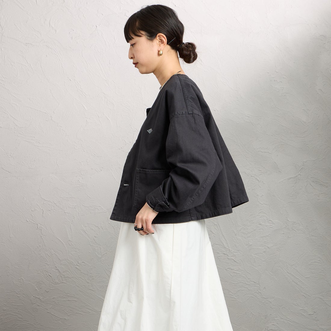 DANTON [ダントン] ショート丈ノーカラーデニムジャケット [DT-A0670RKG] CHARCOAL B &&モデル身長：150cm 着用サイズ：36&&