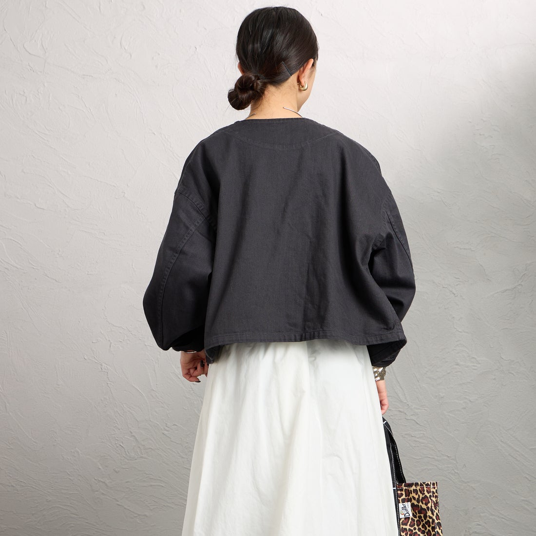 DANTON [ダントン] ショート丈ノーカラーデニムジャケット [DT-A0670RKG] CHARCOAL B &&モデル身長：150cm 着用サイズ：36&&