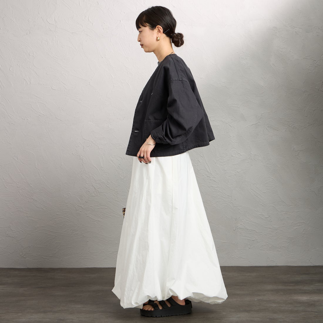 DANTON [ダントン] ショート丈ノーカラーデニムジャケット [DT-A0670RKG] CHARCOAL B &&モデル身長：150cm 着用サイズ：36&&