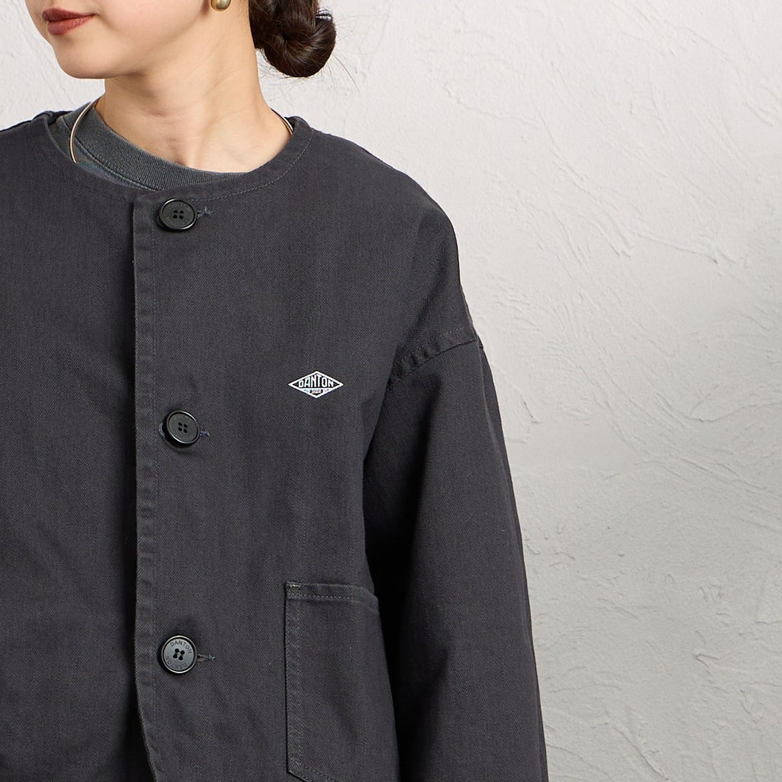 DANTON [ダントン] ショート丈ノーカラーデニムジャケット [DT-A0670RKG] CHARCOAL B &&モデル身長：150cm 着用サイズ：36&&