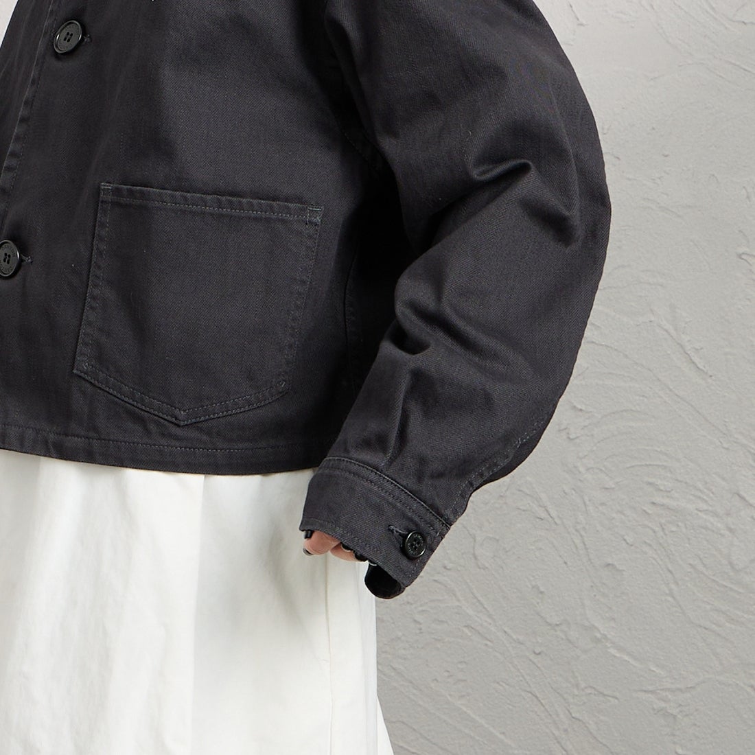 DANTON [ダントン] ショート丈ノーカラーデニムジャケット [DT-A0670RKG] CHARCOAL B &&モデル身長：150cm 着用サイズ：36&&