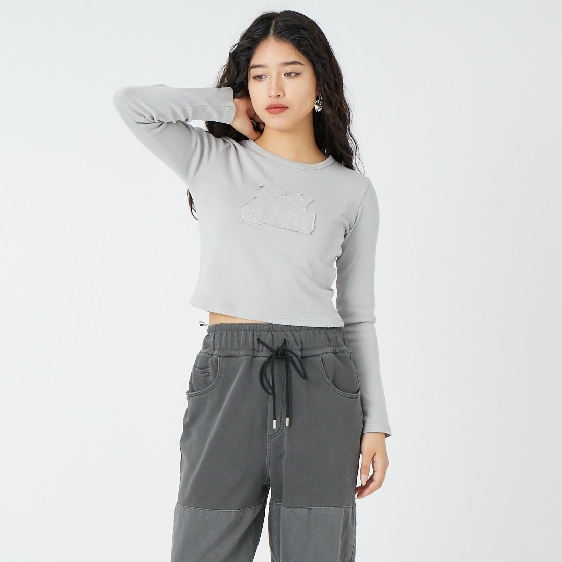 X-girl [エックスガール] ディストレスドロゴパッチ コンパクトトップス [105261013001] GREY &&モデル身長：162cm 着用サイズ：ONE SIZE&&