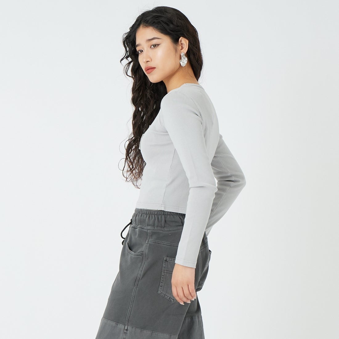 X-girl [エックスガール] ディストレスドロゴパッチ コンパクトトップス [105261013001] GREY &&モデル身長：162cm 着用サイズ：ONE SIZE&&