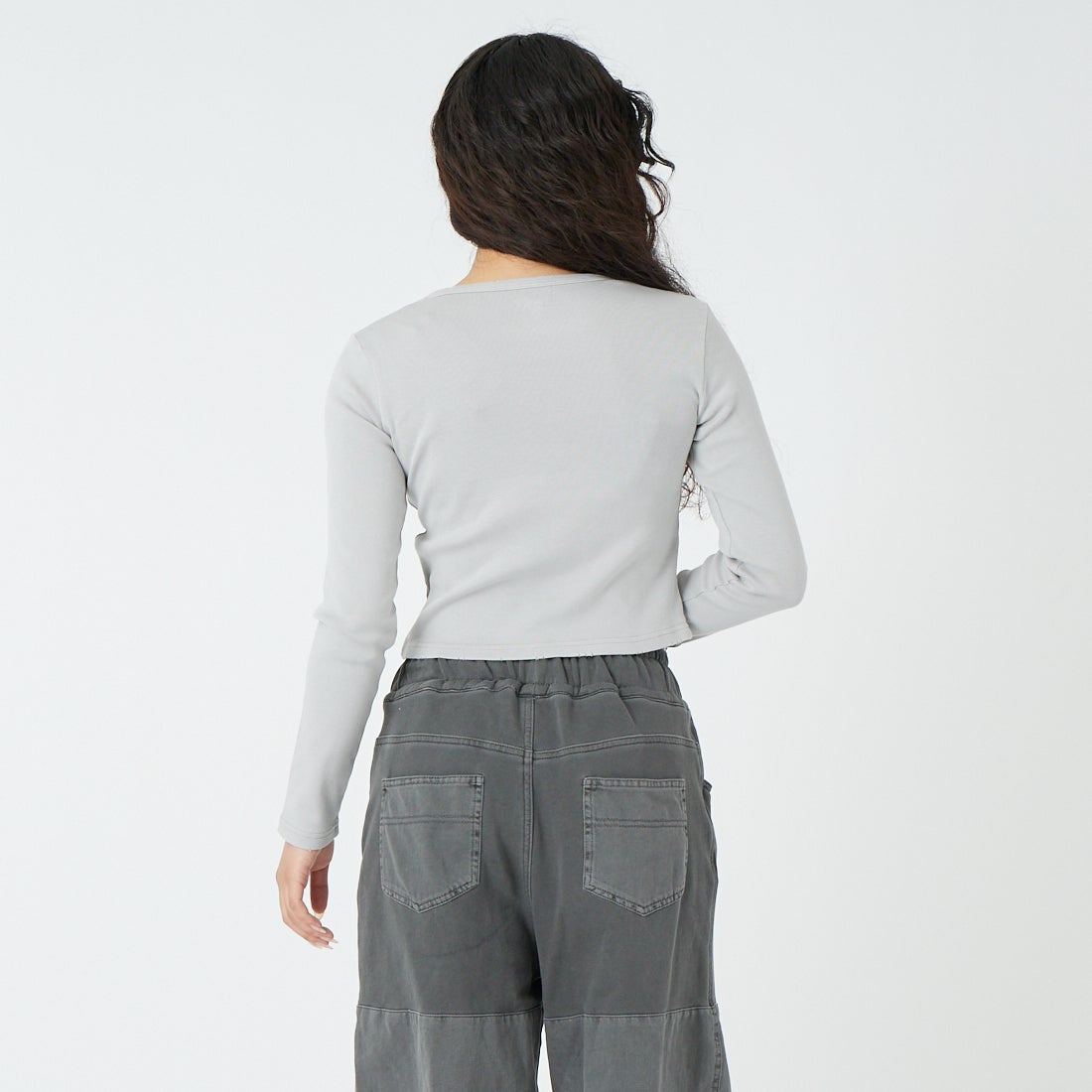 X-girl [エックスガール] ディストレスドロゴパッチ コンパクトトップス [105261013001] GREY &&モデル身長：162cm 着用サイズ：ONE SIZE&&