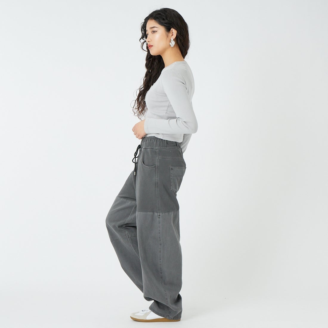 X-girl [エックスガール] ディストレスドロゴパッチ コンパクトトップス [105261013001] GREY &&モデル身長：162cm 着用サイズ：ONE SIZE&&