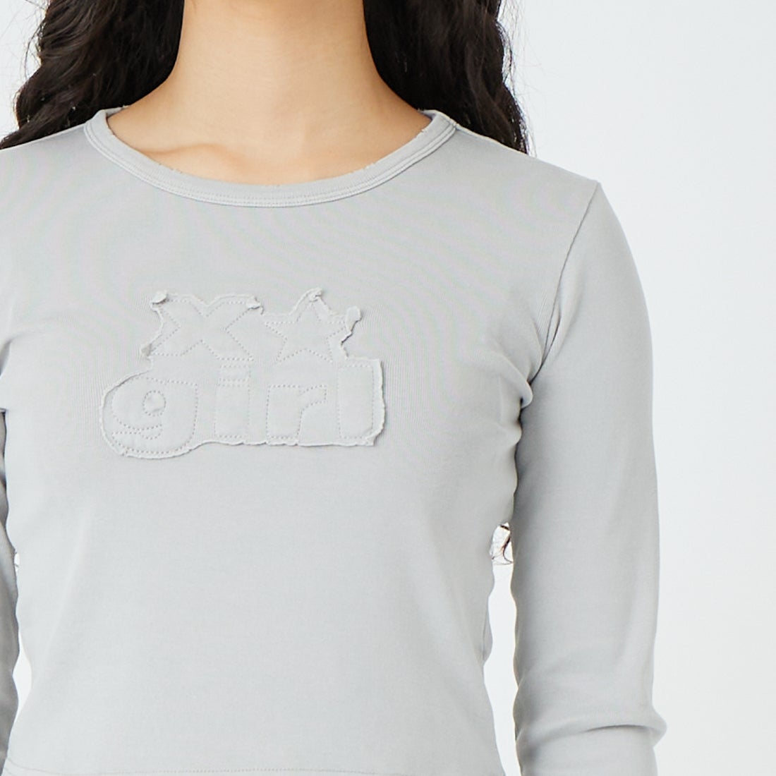 X-girl [エックスガール] ディストレスドロゴパッチ コンパクトトップス [105261013001] GREY &&モデル身長：162cm 着用サイズ：ONE SIZE&&