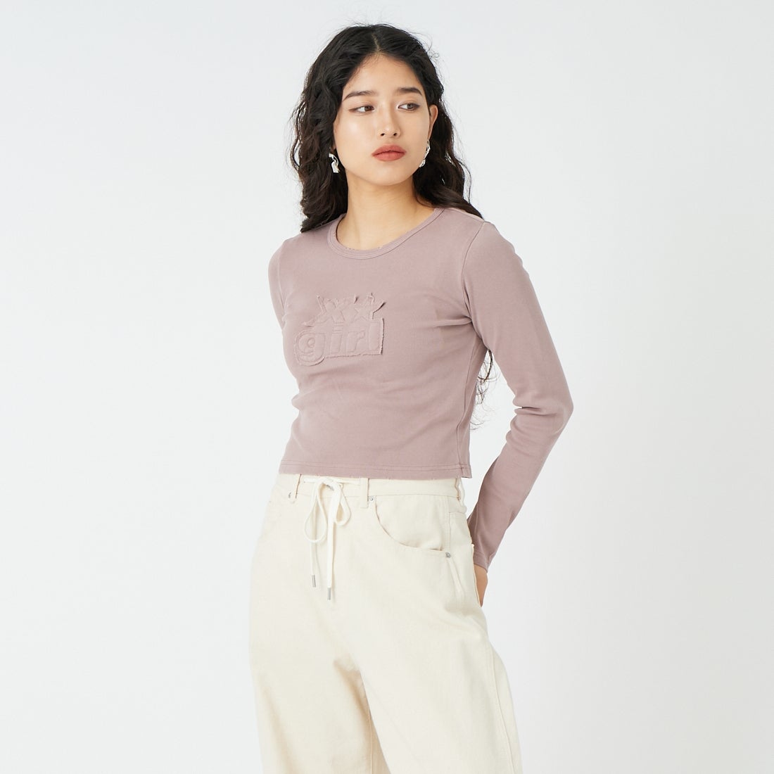 X-girl [エックスガール] ディストレスドロゴパッチ コンパクトトップス [105261013001] BROWN &&モデル身長：162cm 着用サイズ：ONE SIZE&&