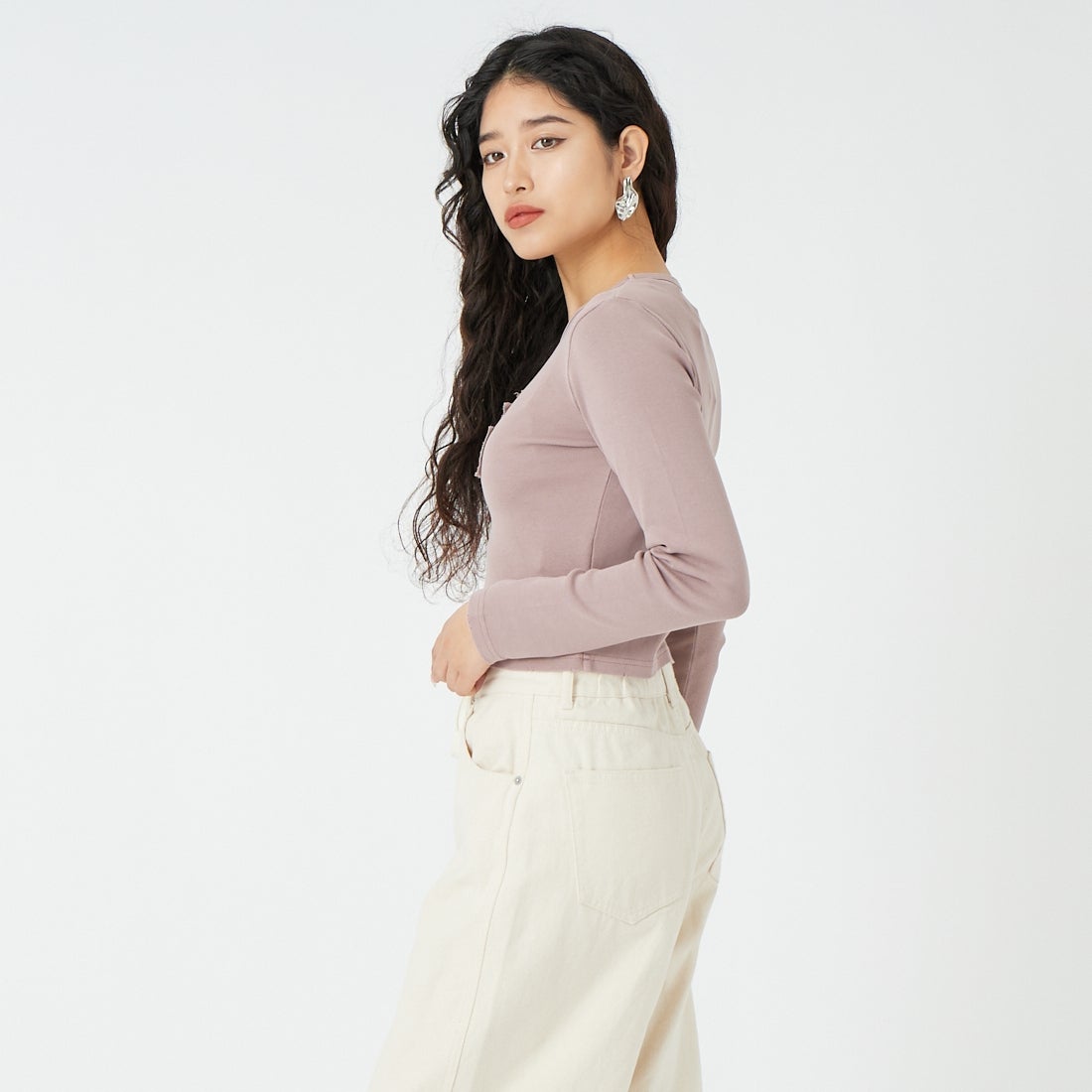 X-girl [エックスガール] ディストレスドロゴパッチ コンパクトトップス [105261013001] BROWN &&モデル身長：162cm 着用サイズ：ONE SIZE&&