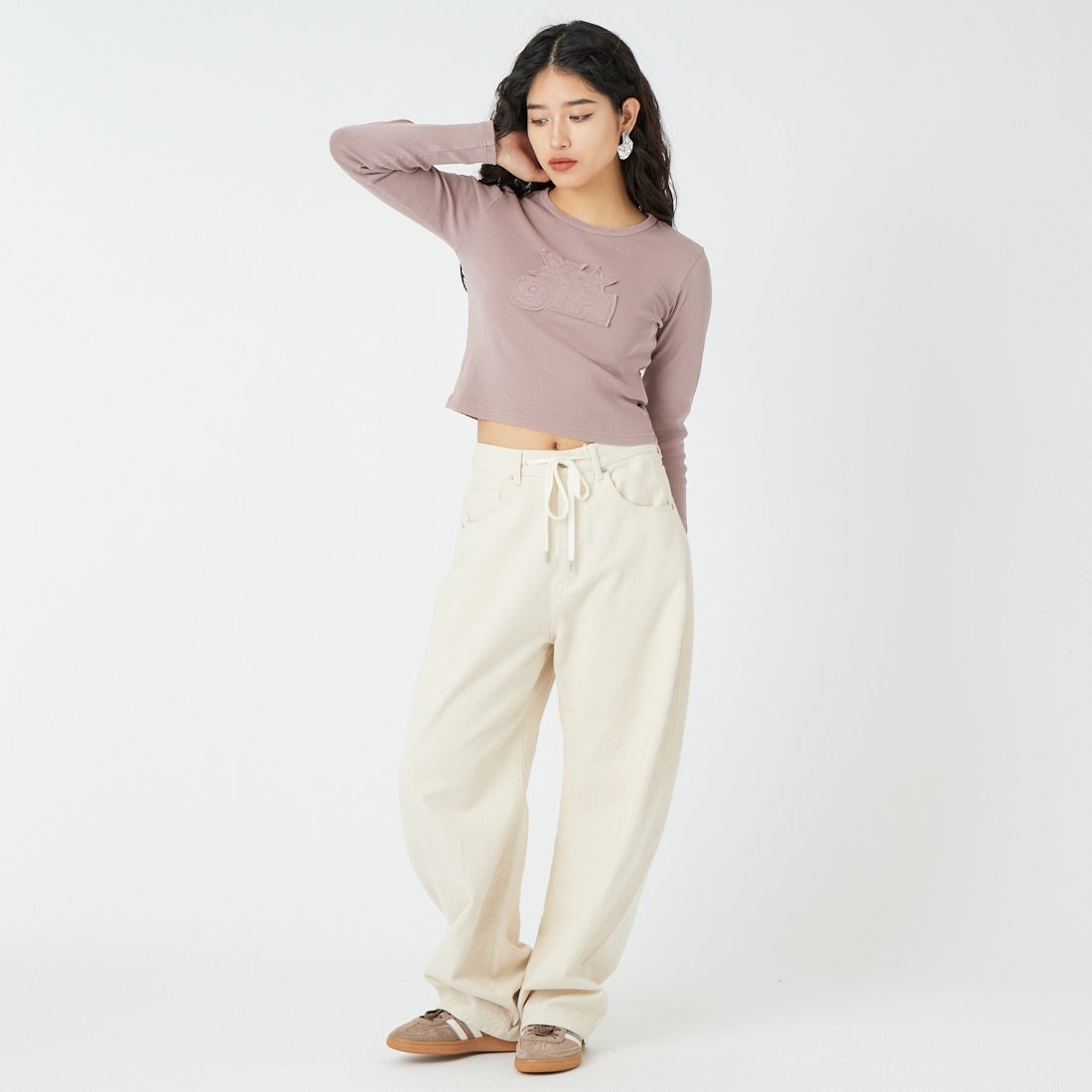 X-girl [エックスガール] ディストレスドロゴパッチ コンパクトトップス [105261013001] BROWN &&モデル身長：162cm 着用サイズ：ONE SIZE&&