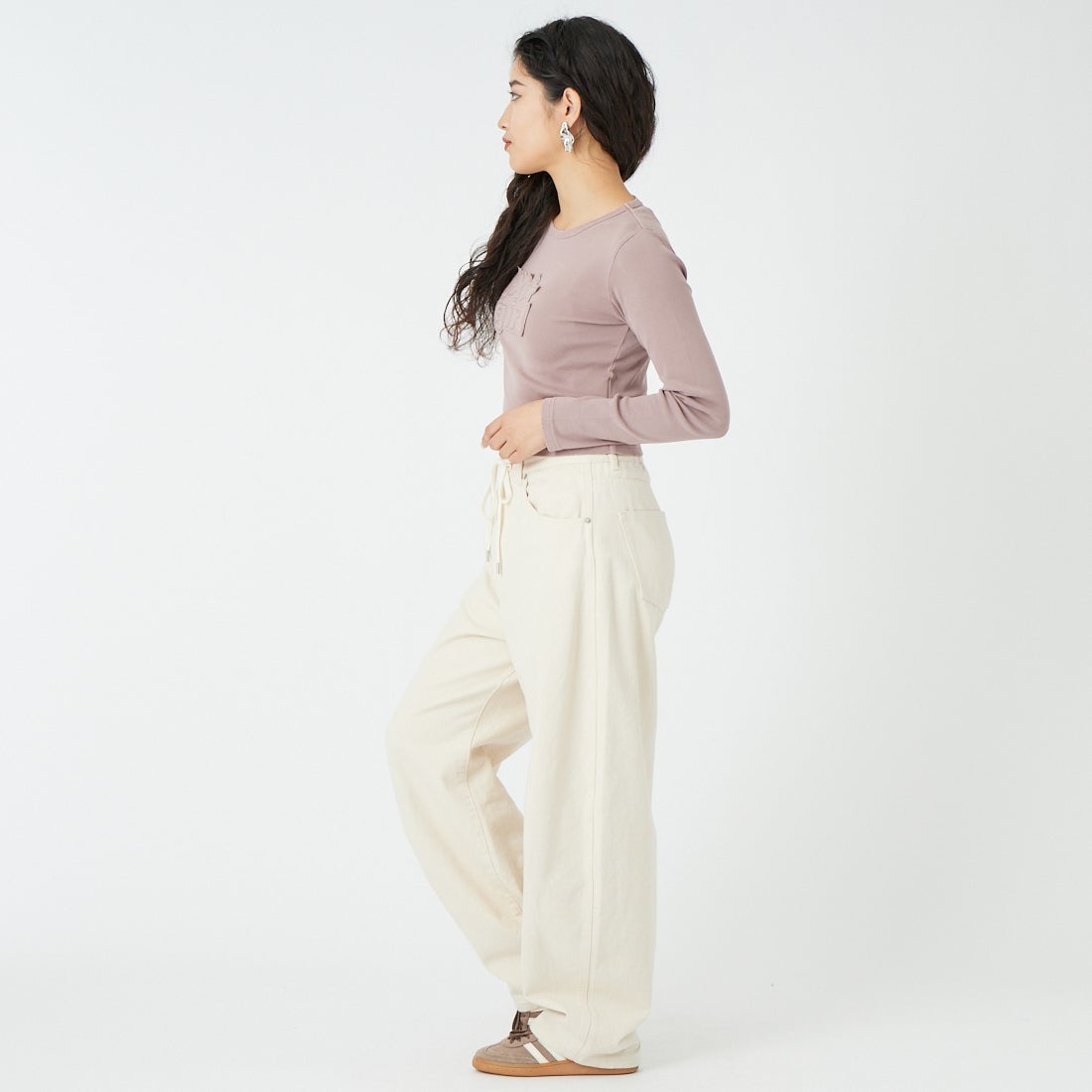 X-girl [エックスガール] ディストレスドロゴパッチ コンパクトトップス [105261013001] BROWN &&モデル身長：162cm 着用サイズ：ONE SIZE&&