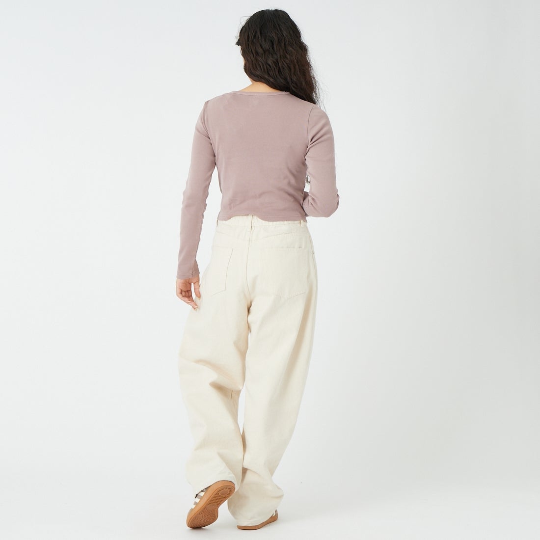 X-girl [エックスガール] ディストレスドロゴパッチ コンパクトトップス [105261013001] BROWN &&モデル身長：162cm 着用サイズ：ONE SIZE&&