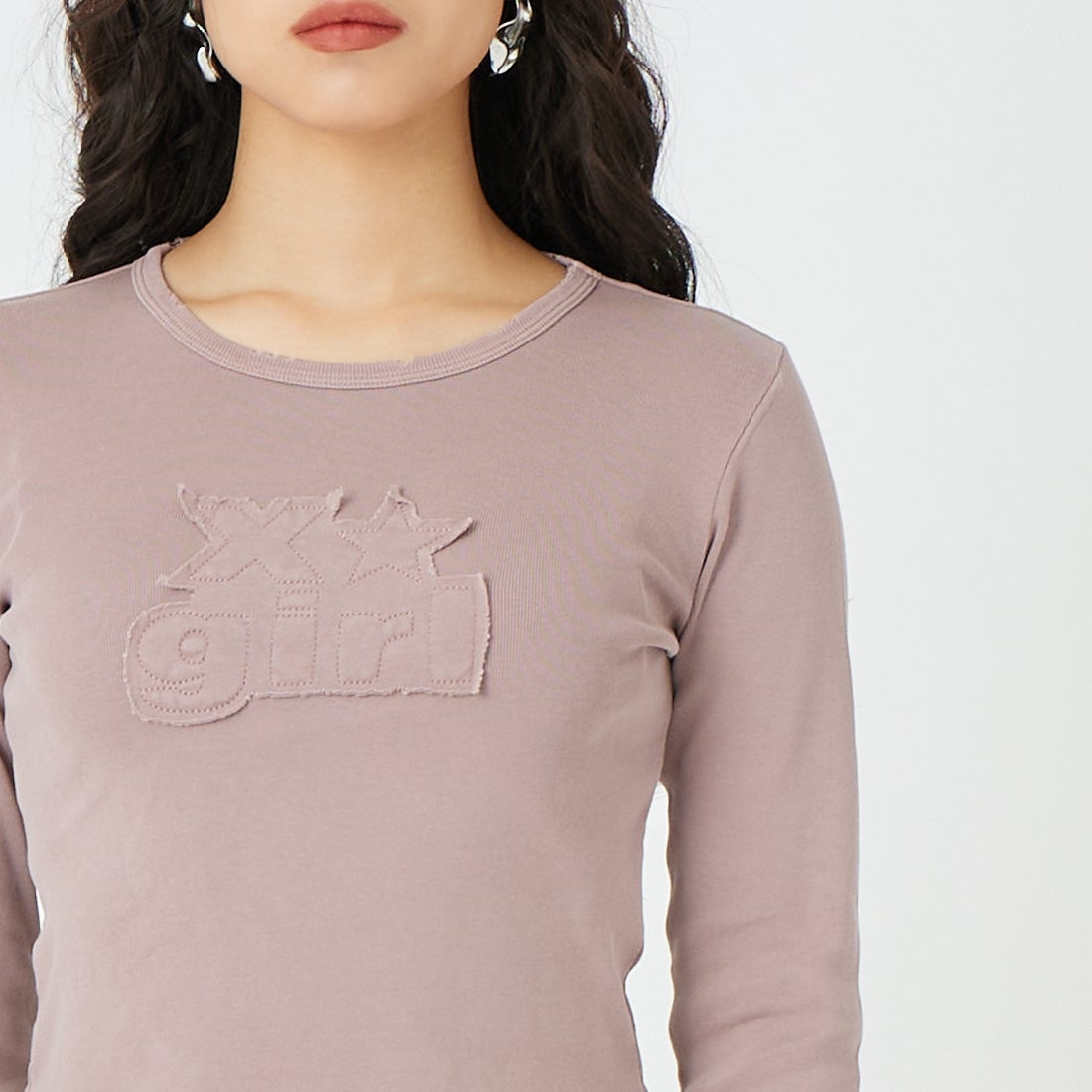 X-girl [エックスガール] ディストレスドロゴパッチ コンパクトトップス [105261013001] BROWN &&モデル身長：162cm 着用サイズ：ONE SIZE&&