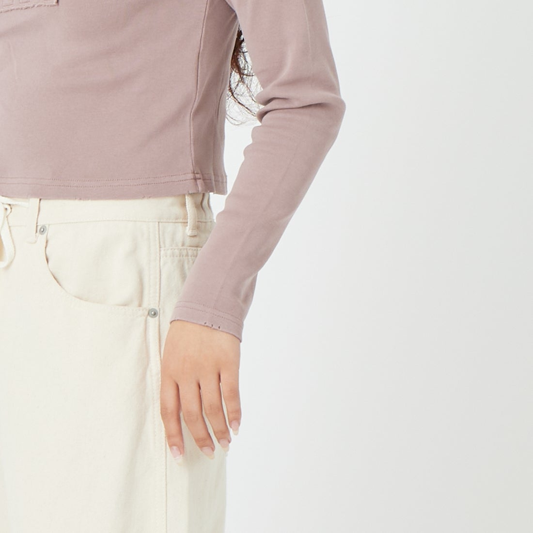 X-girl [エックスガール] ディストレスドロゴパッチ コンパクトトップス [105261013001] BROWN &&モデル身長：162cm 着用サイズ：ONE SIZE&&