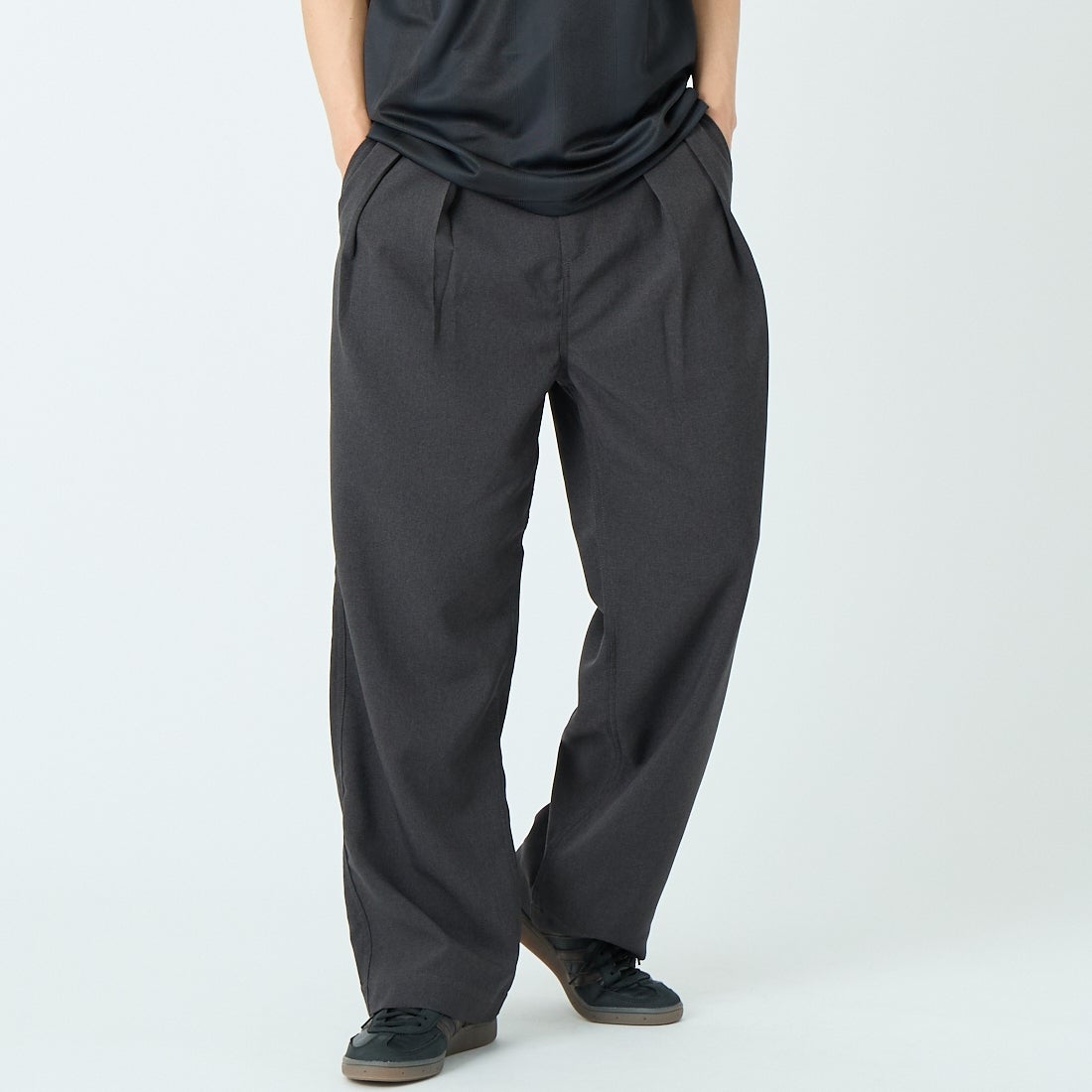 iori [イオリ] 別注 2タックトラウザーズ [IP184-JF] CHARCOAL &&モデル身長：179cm 着用サイズ：2&&