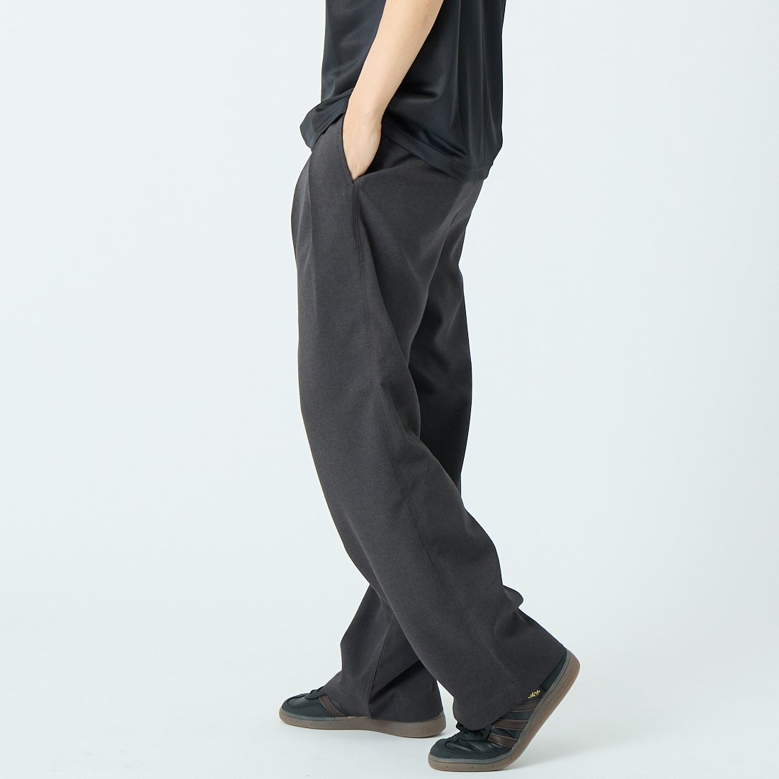 iori [イオリ] 別注 2タックトラウザーズ [IP184-JF] CHARCOAL &&モデル身長：179cm 着用サイズ：2&&