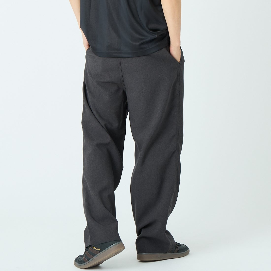 iori [イオリ] 別注 2タックトラウザーズ [IP184-JF] CHARCOAL &&モデル身長：179cm 着用サイズ：2&&