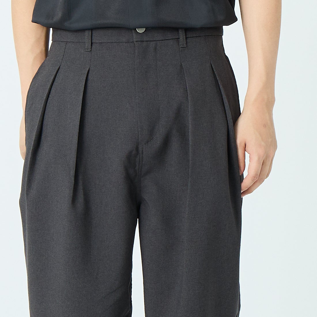 iori [イオリ] 別注 2タックトラウザーズ [IP184-JF] CHARCOAL &&モデル身長：179cm 着用サイズ：2&&