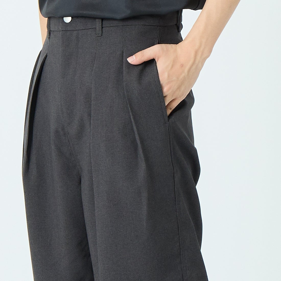 iori [イオリ] 別注 2タックトラウザーズ [IP184-JF] CHARCOAL &&モデル身長：179cm 着用サイズ：2&&