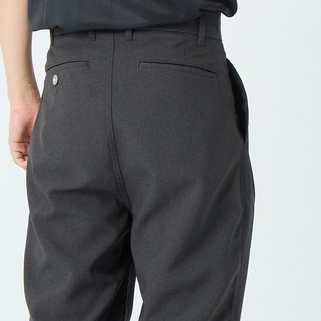 iori [イオリ] 別注 2タックトラウザーズ [IP184-JF] CHARCOAL &&モデル身長：179cm 着用サイズ：2&&