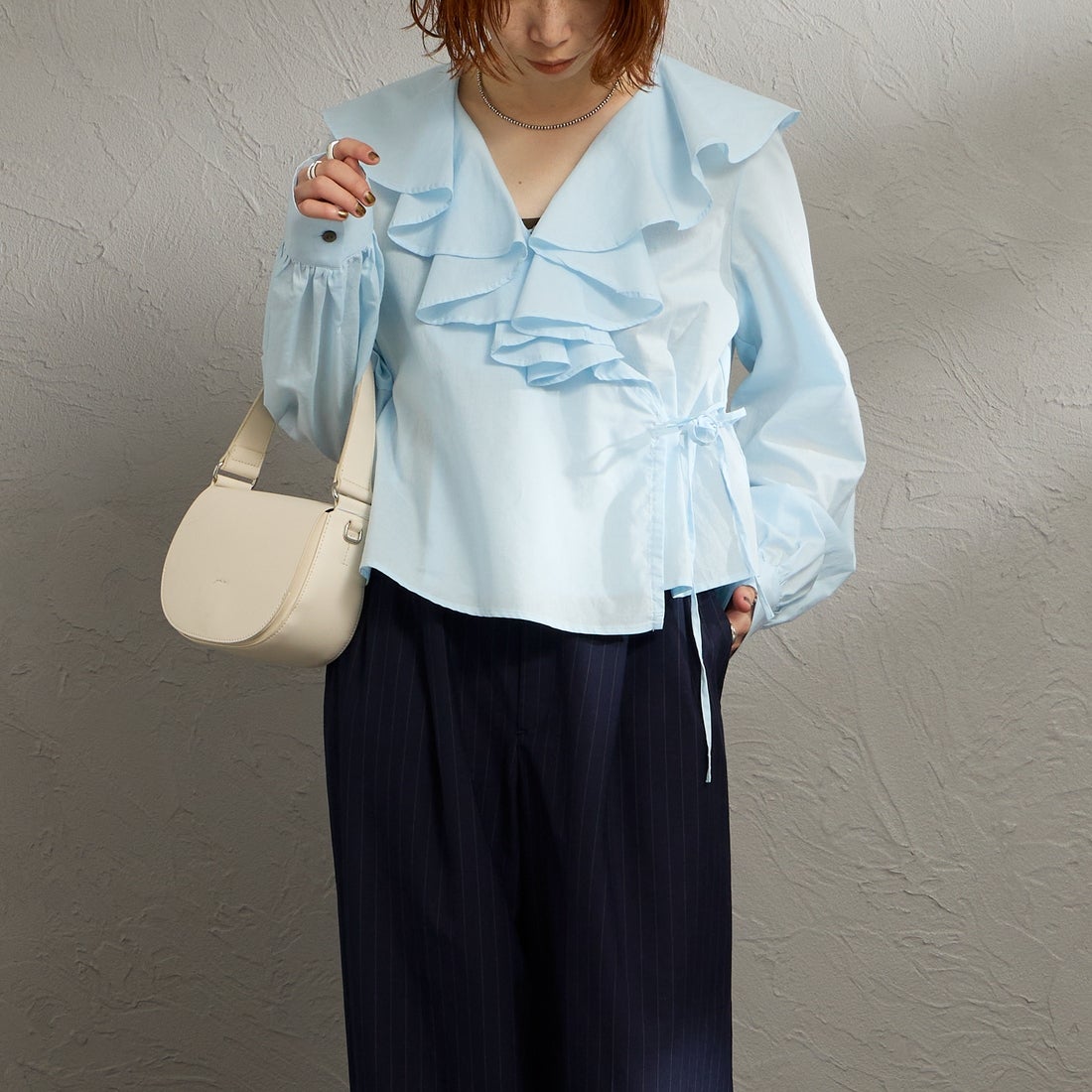 MARMARMAR [マーマーマー] ラッフルフリルカシュクールブラウス [1-830120] 30 SAX &&モデル身長：158cm 着用サイズ：F&&