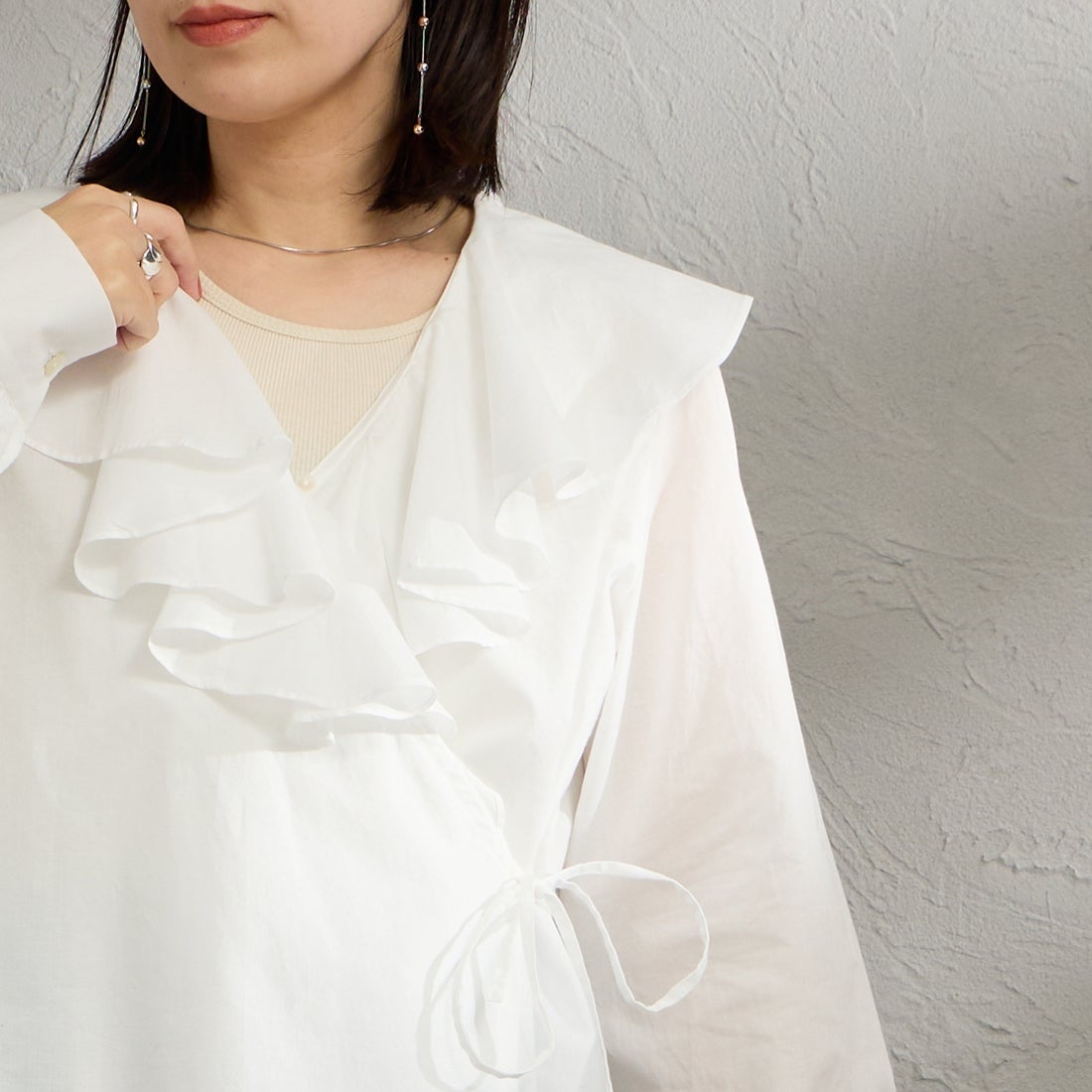 MARMARMAR [マーマーマー] ラッフルフリルカシュクールブラウス [1-830120] 11 OFF WHI &&モデル身長：160cm 着用サイズ：F&&